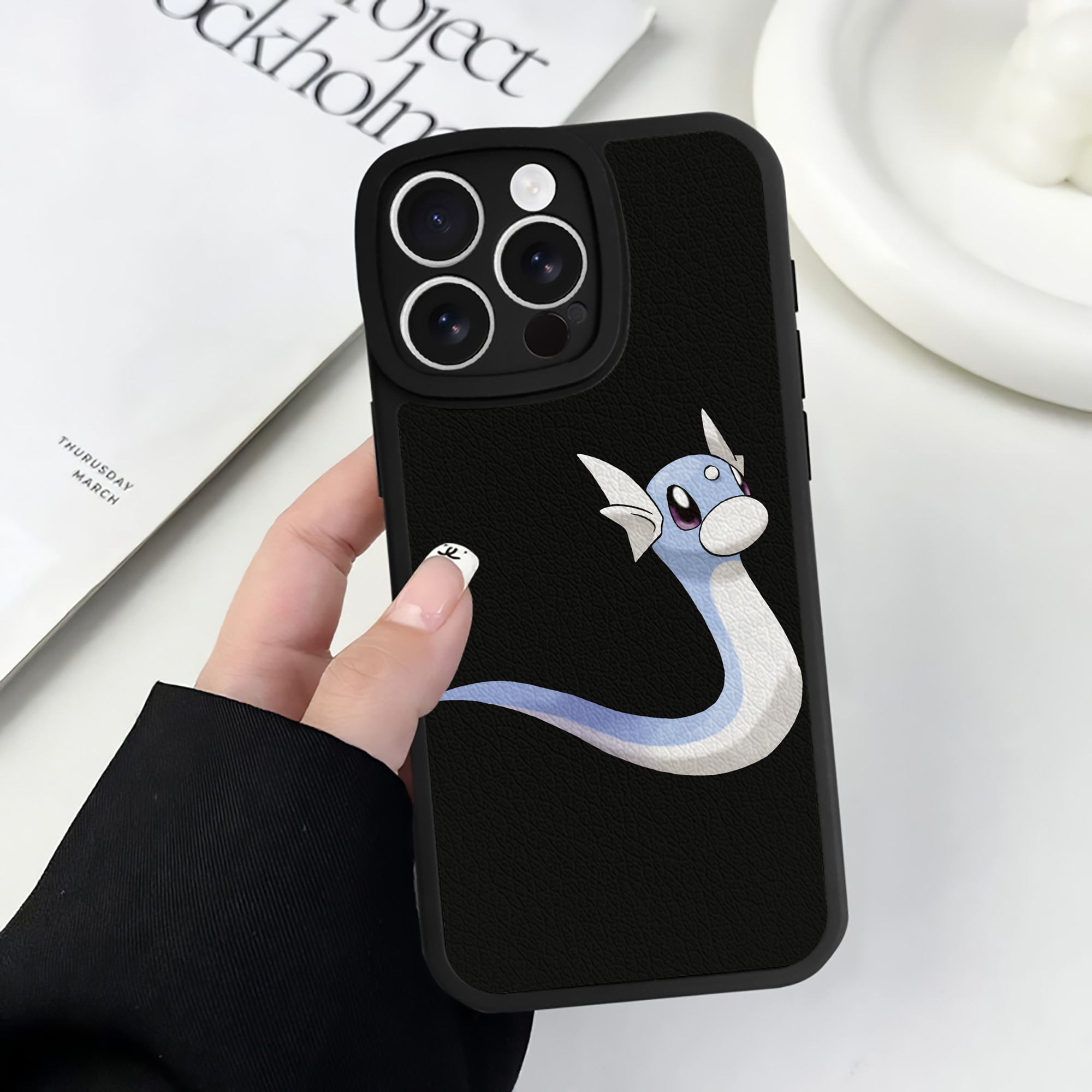 （画像用） ポケットモンスター Pokémon 【iPhone 16シリーズ対応】シリコンスマホケース（レザー調） 材質：シリコン